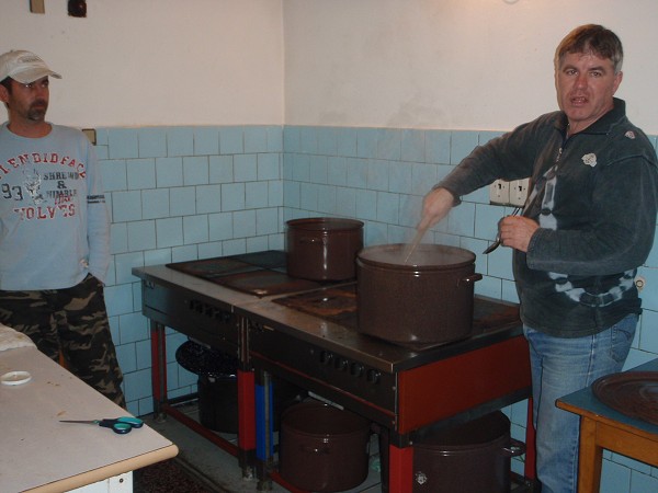 Vaříme guláš před vánočním pochodem