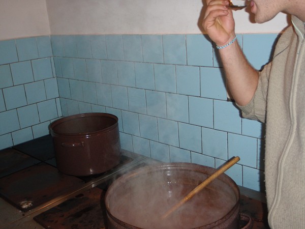 Vaříme guláš před vánočním pochodem